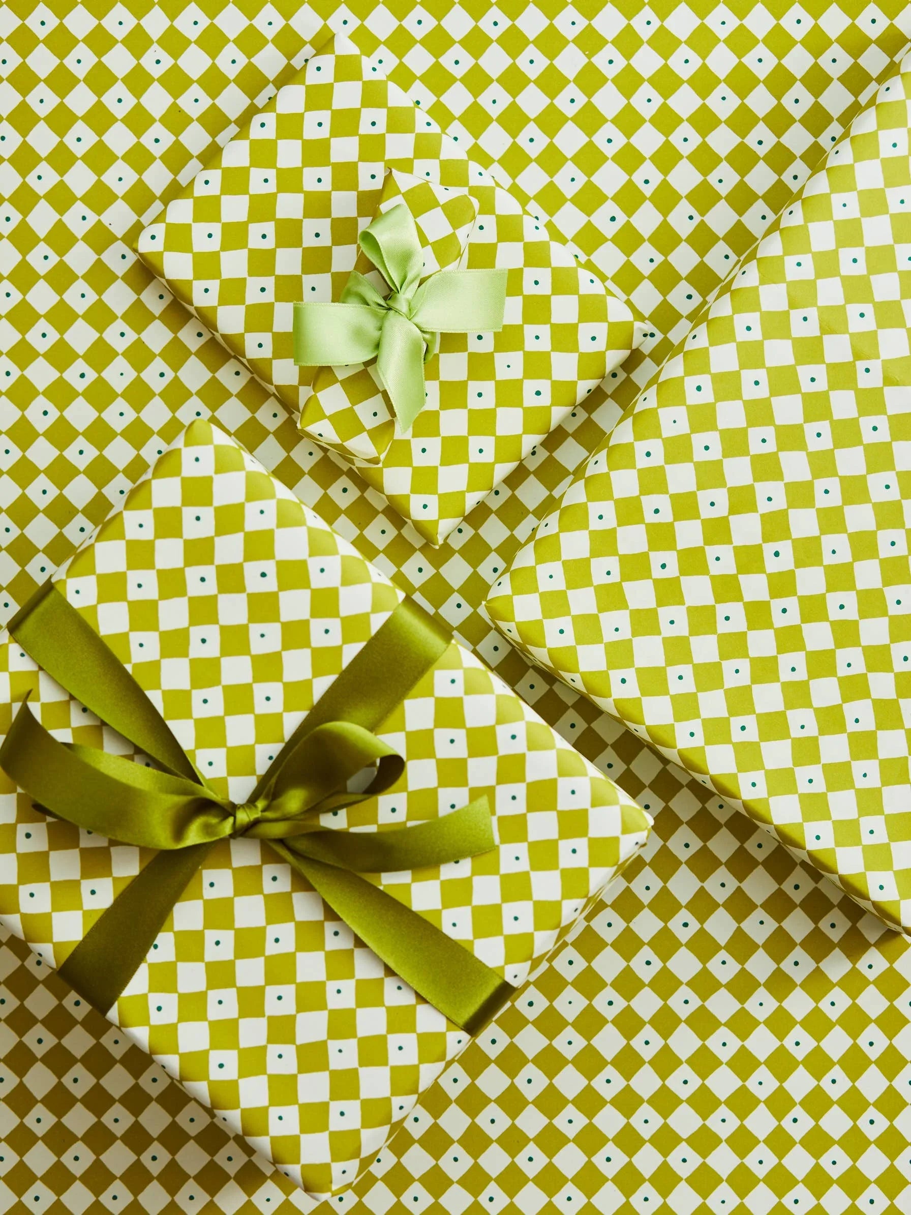 Wrappr premium green and white checkered gift wrap paper with satin ribbon bows