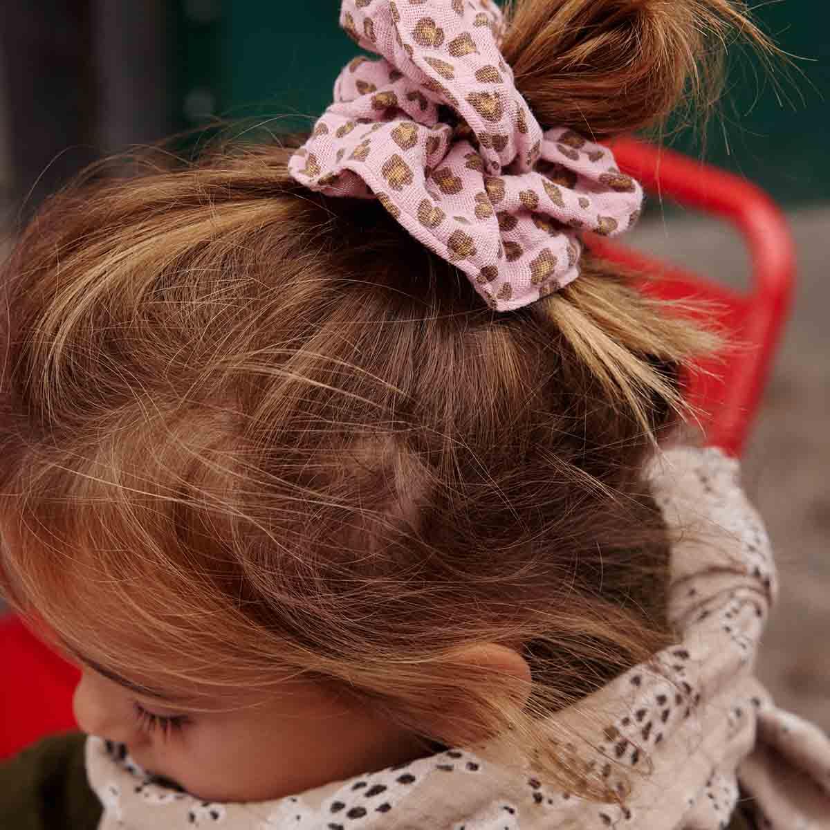 Hello Simone scrunchie in pink cotton with leopard print on girl's brown hair