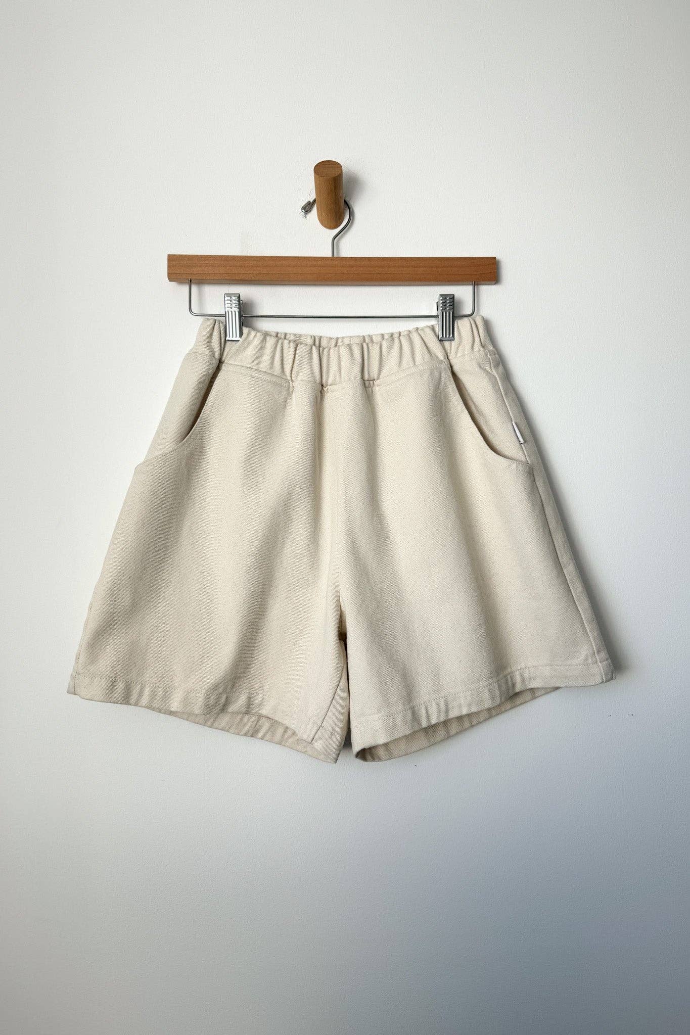 City Shorts in Naturel — Le Bon Shoppe