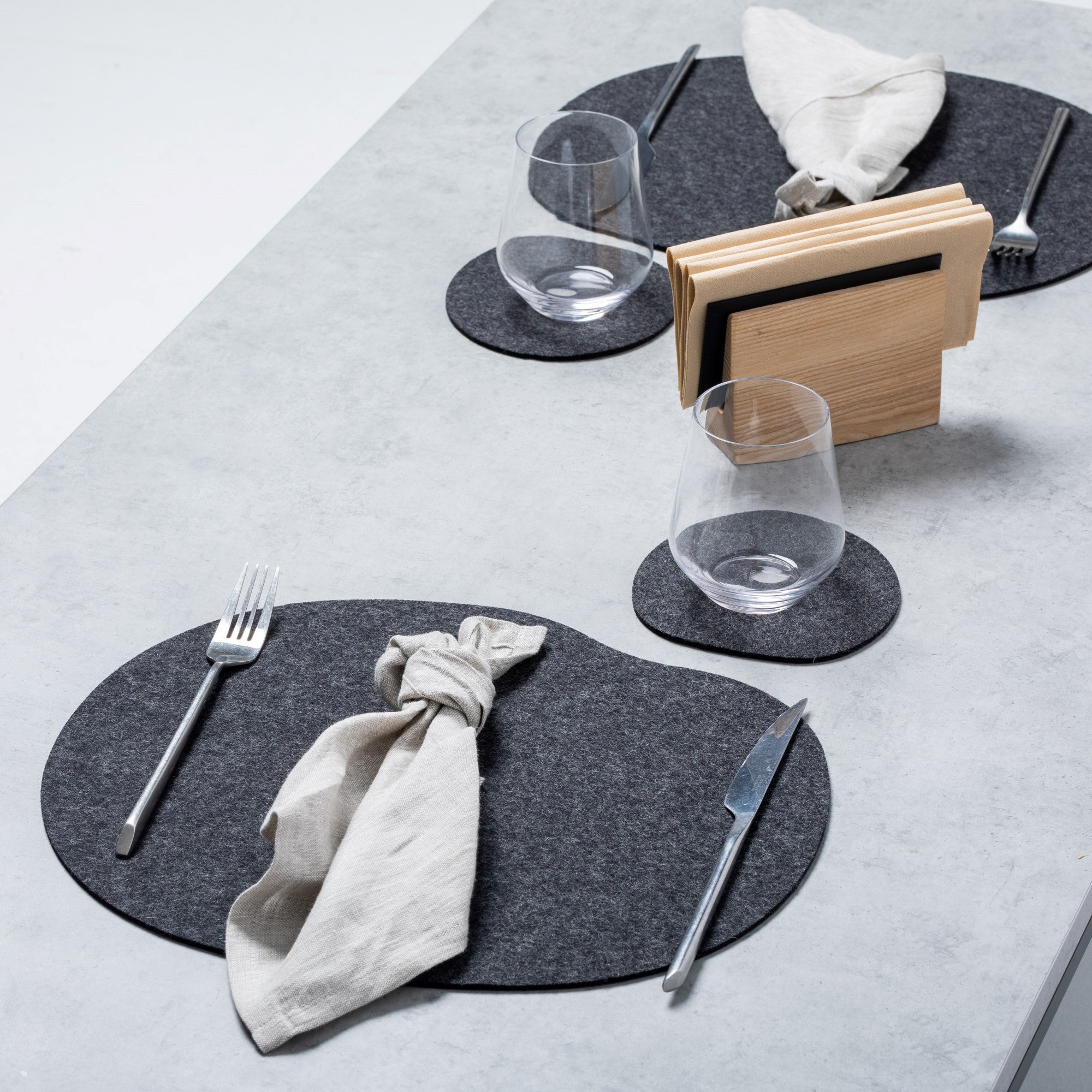 Wool felt placemats | Grey or black