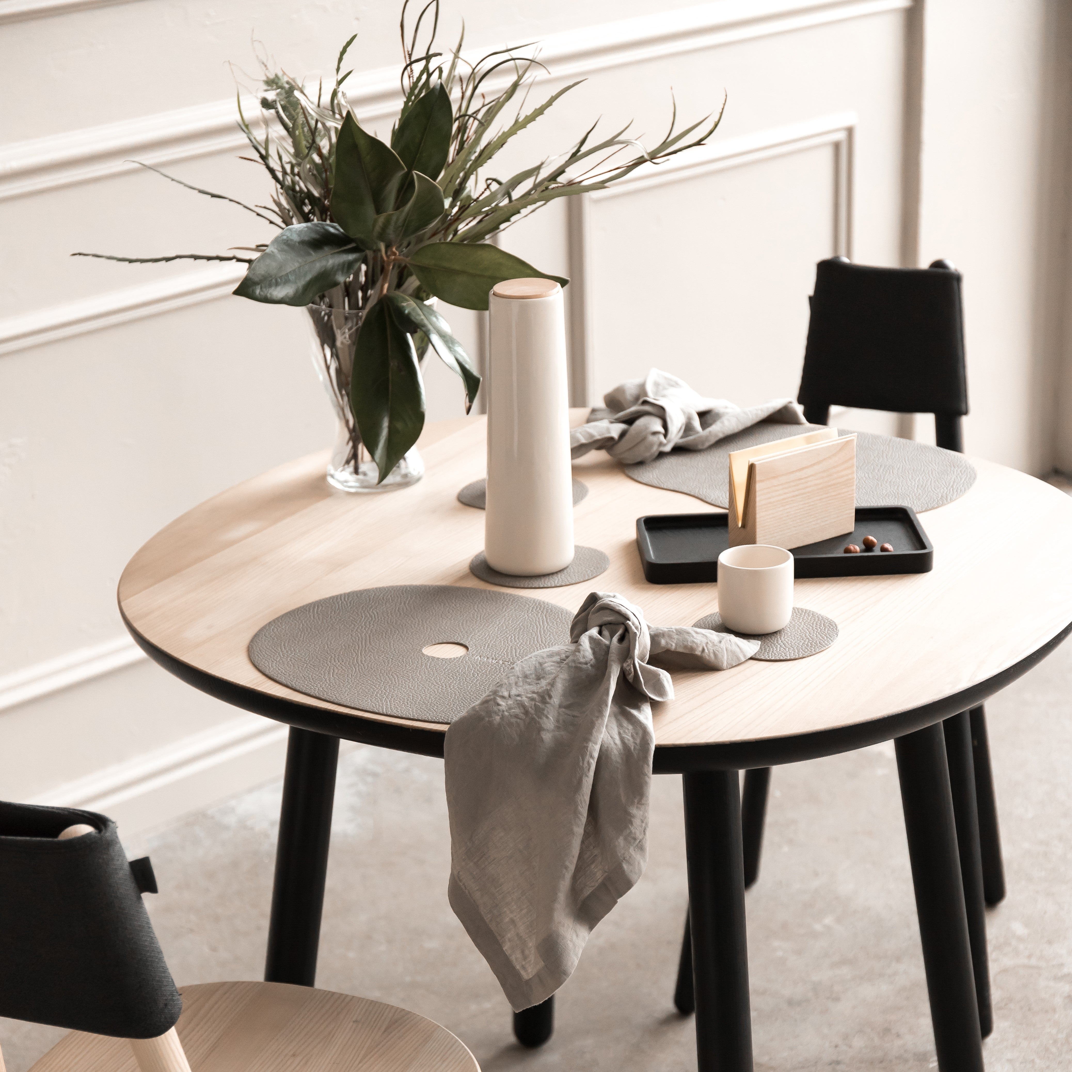 Leather placemat and coaster, beige