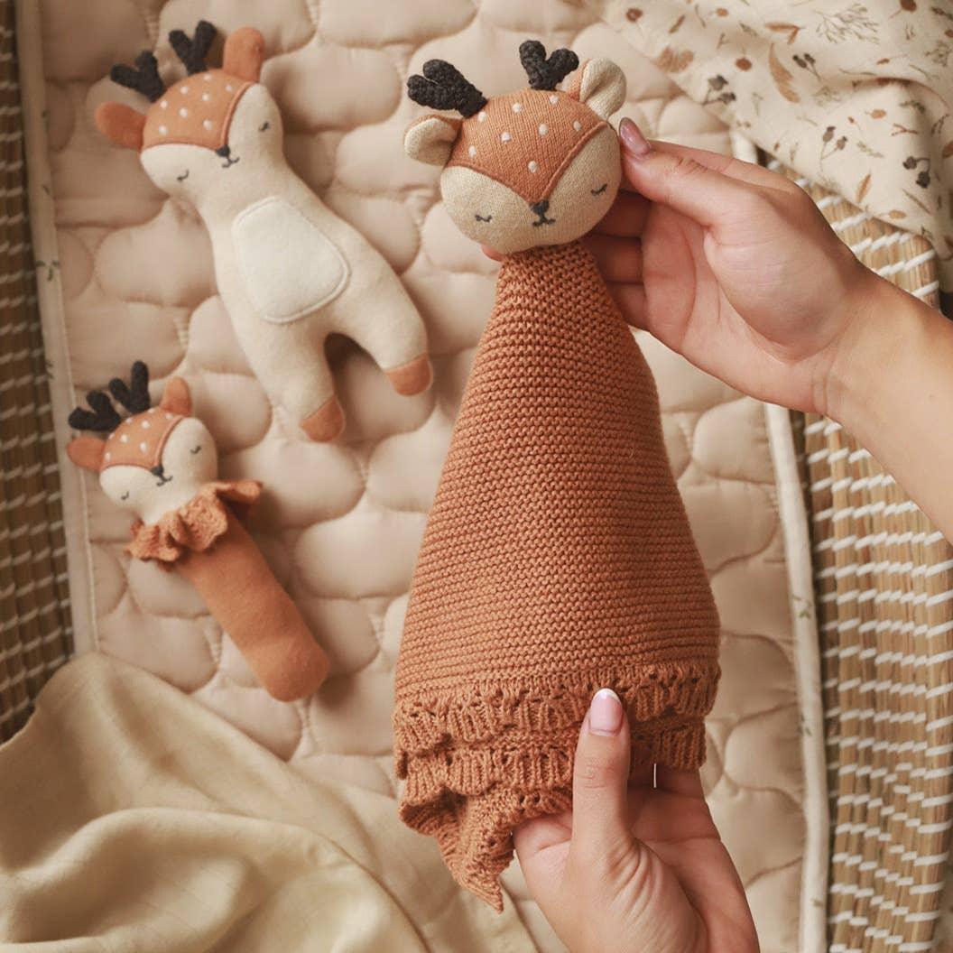 Konges Sløjd deer knit baby comforter and plush toys in soft brown cotton, nursery decor.