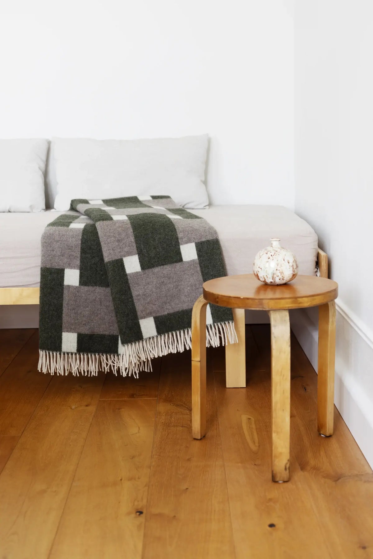 Punos Wool Blanket: White-Cinnamon-Black / 130 x 180 cm + Fringes