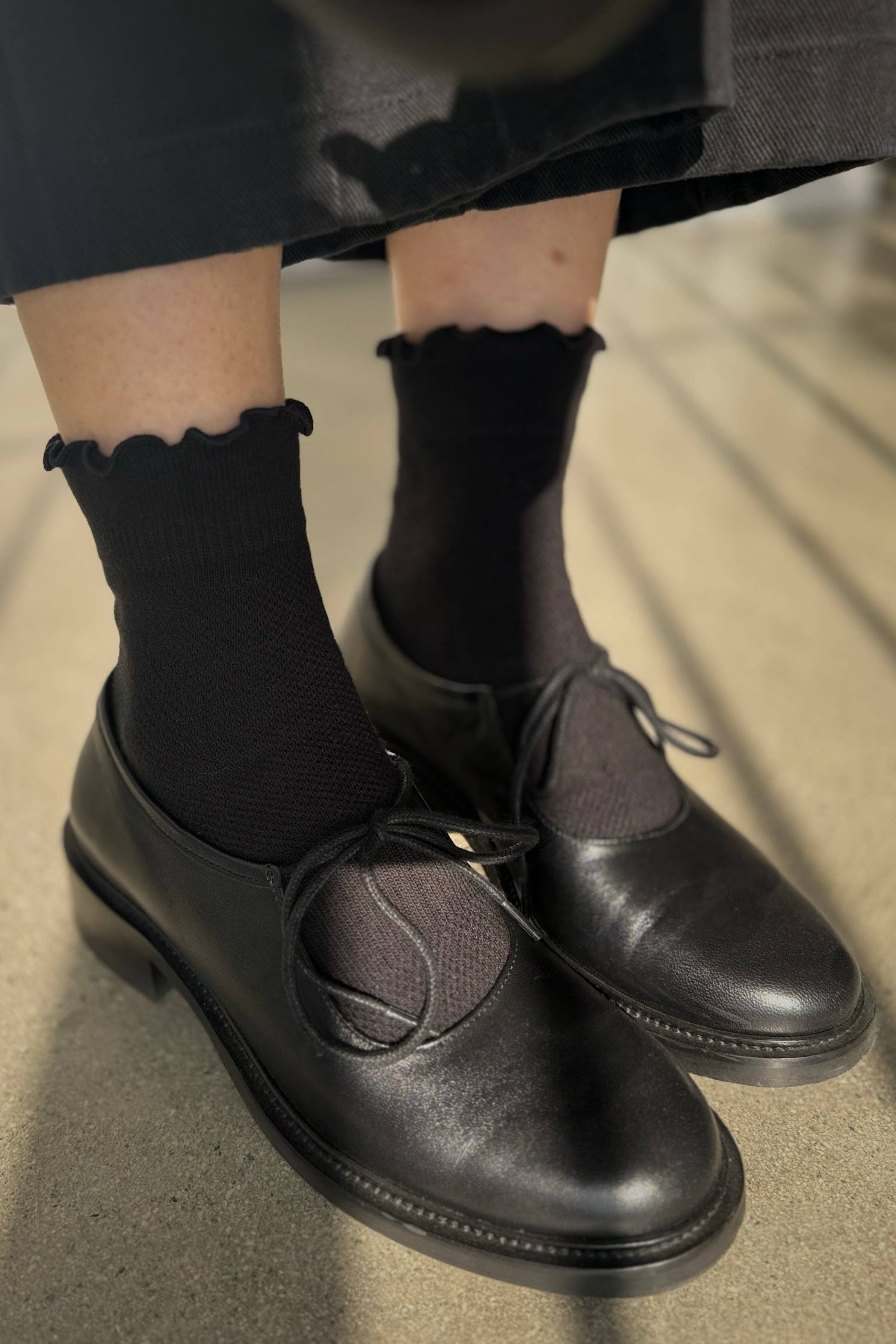 Ruffled Hugger Crew Socks  (Wholesale): VINTAGE PINK / BLACK