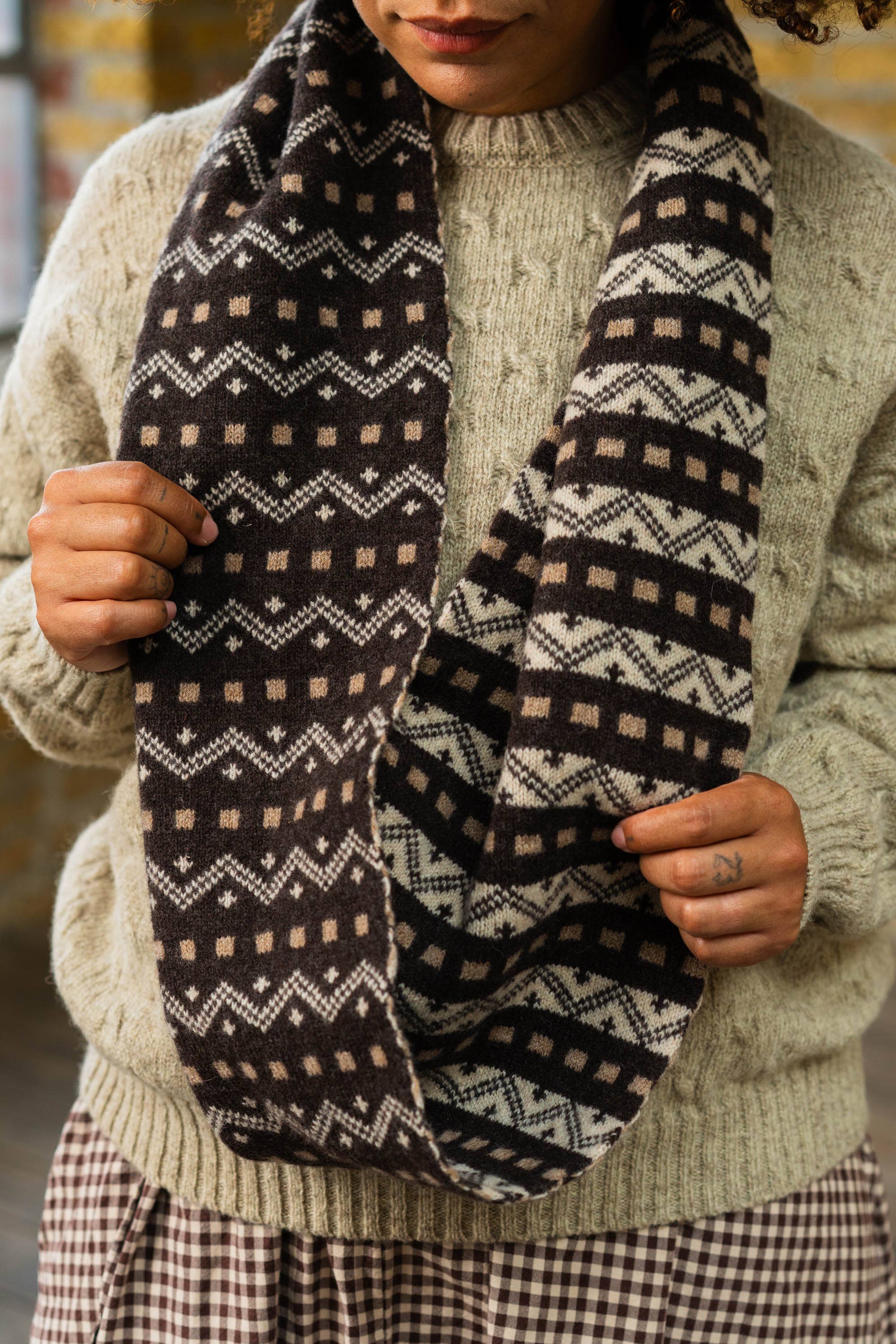 Isle Line Circle Scarf | Dark Brown