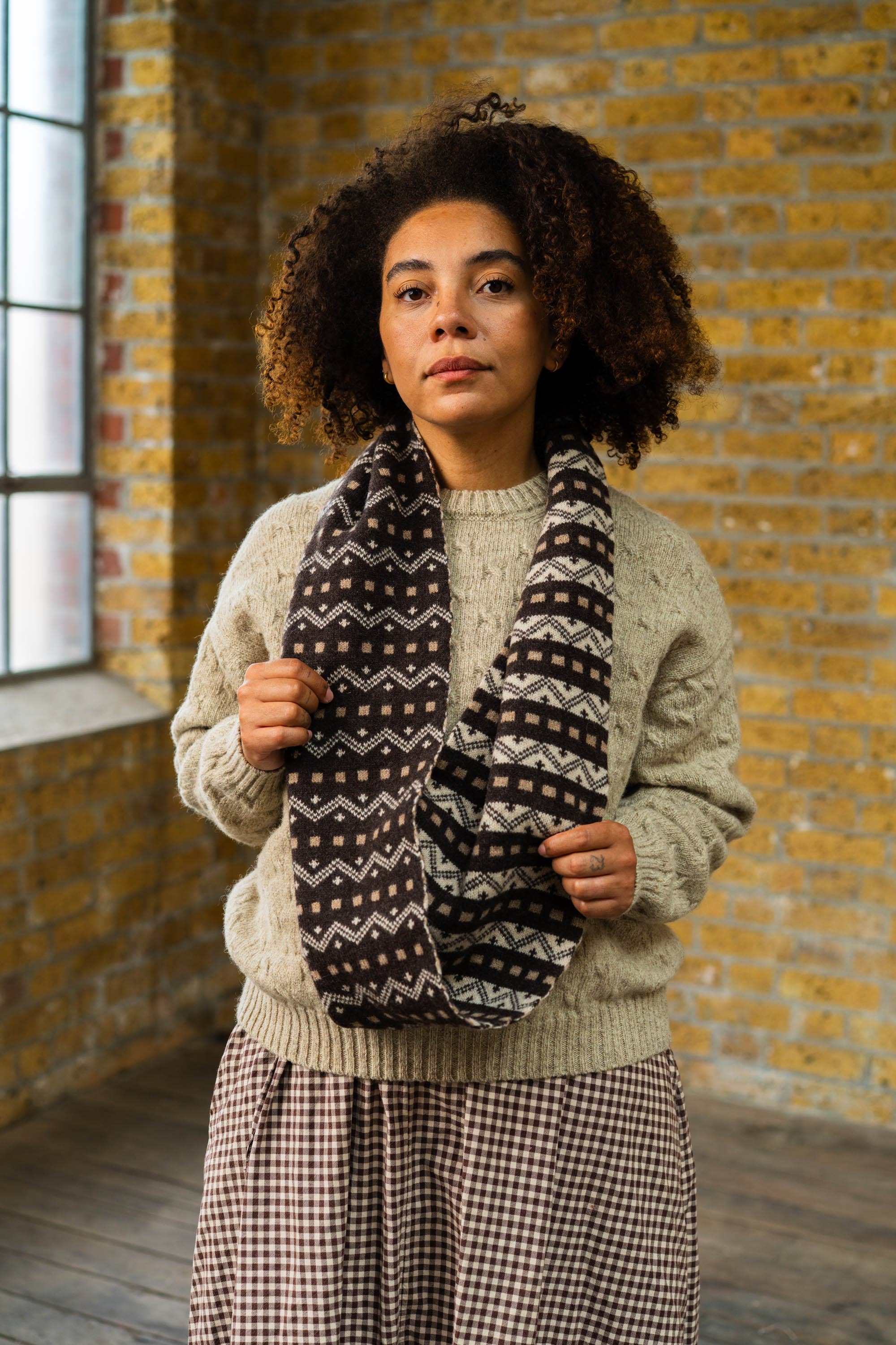 Isle Line Circle Scarf | Dark Brown