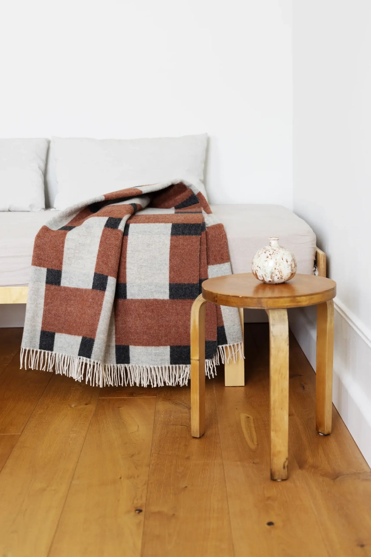 Punos Wool Blanket: White-Cinnamon-Black / 130 x 180 cm + Fringes