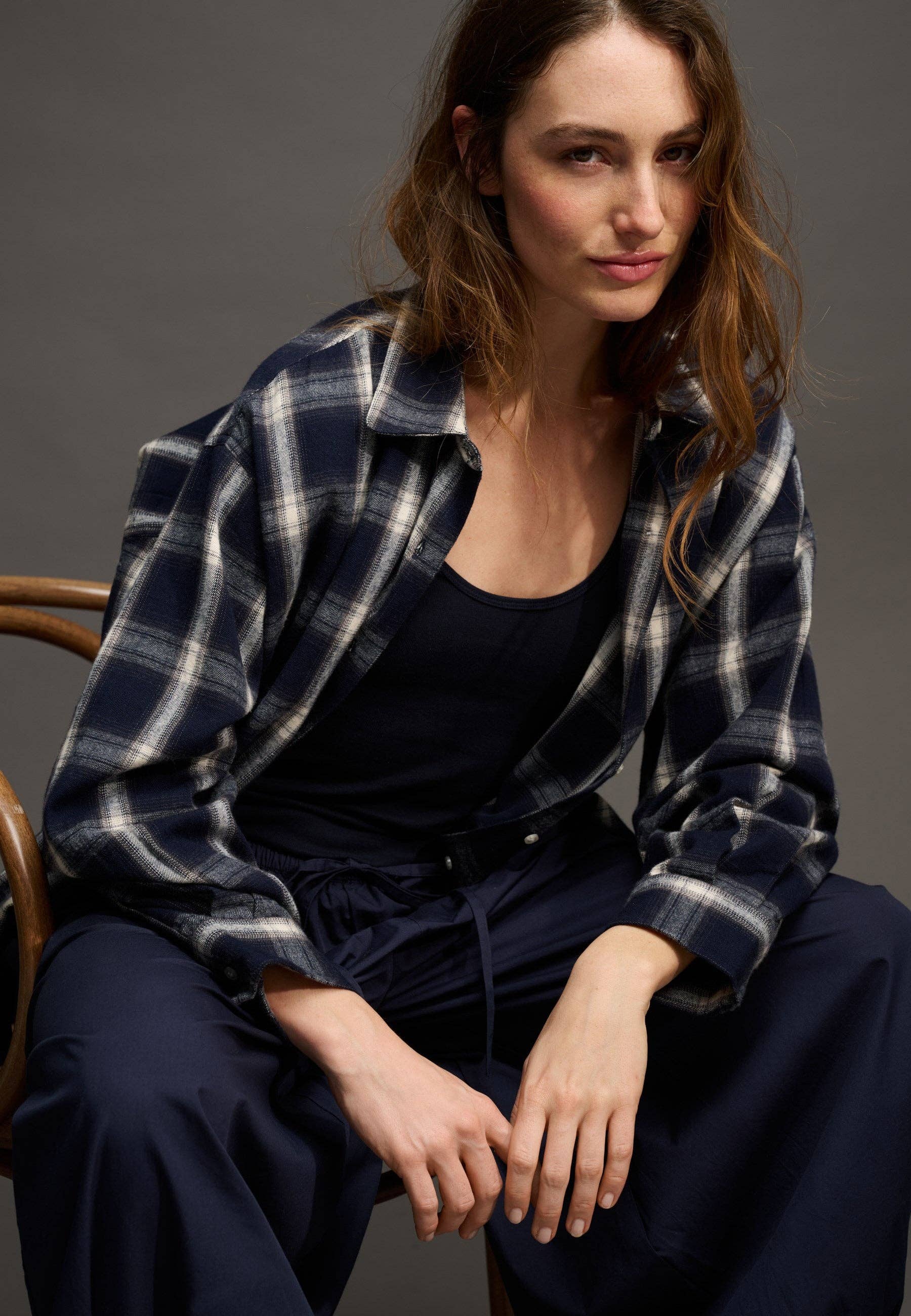 Two shirt check: Dark navy / grey / ecru / S