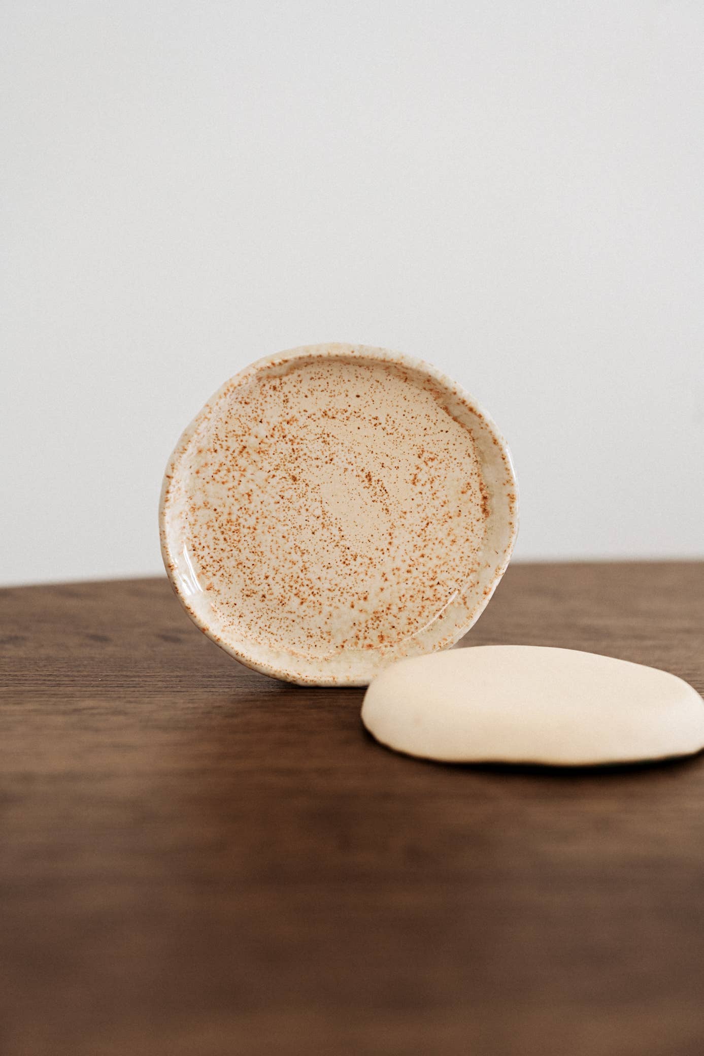 Small serving plate: White with brown speckles | White stoneware - by Studio ÜM