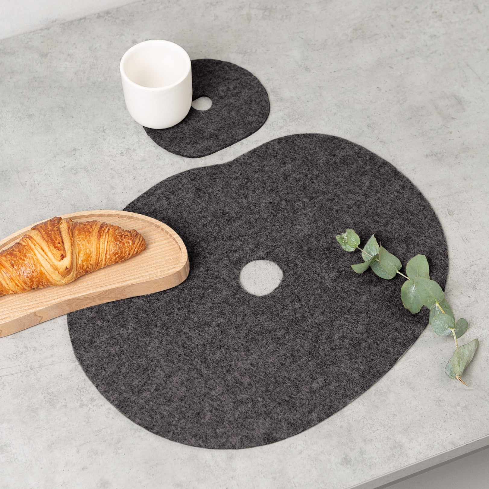 Wool felt placemats | Grey or black