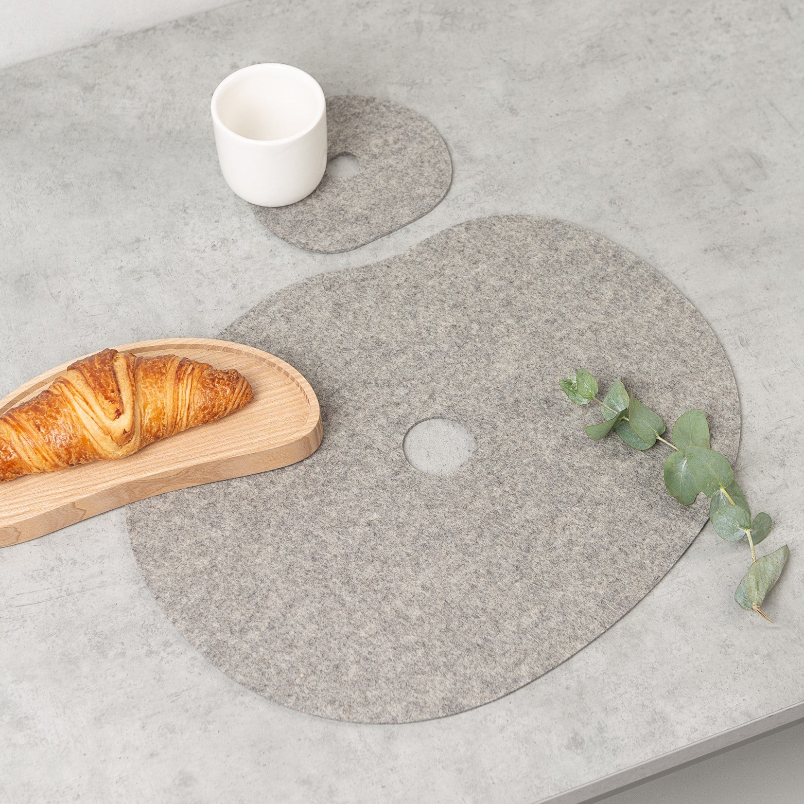 Wool felt placemats | Grey or black